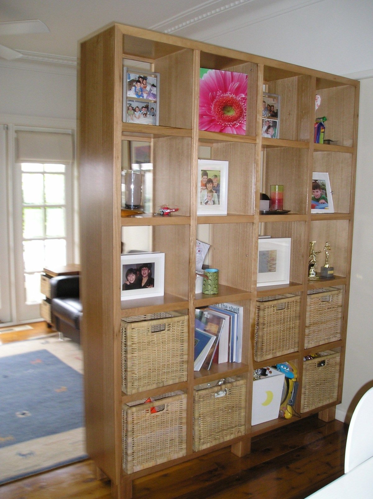 Межкомнатные перегородки с полочками