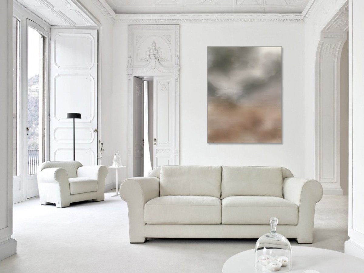 Диван в белой комнате