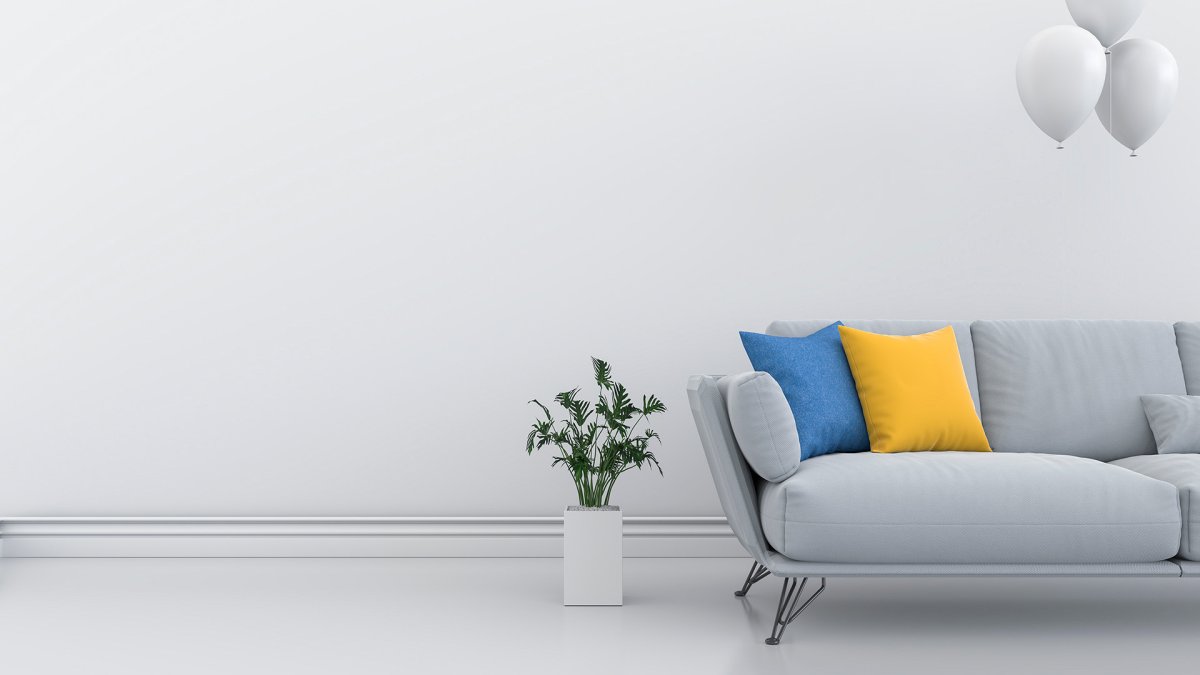 Кресло на фоне белой стены