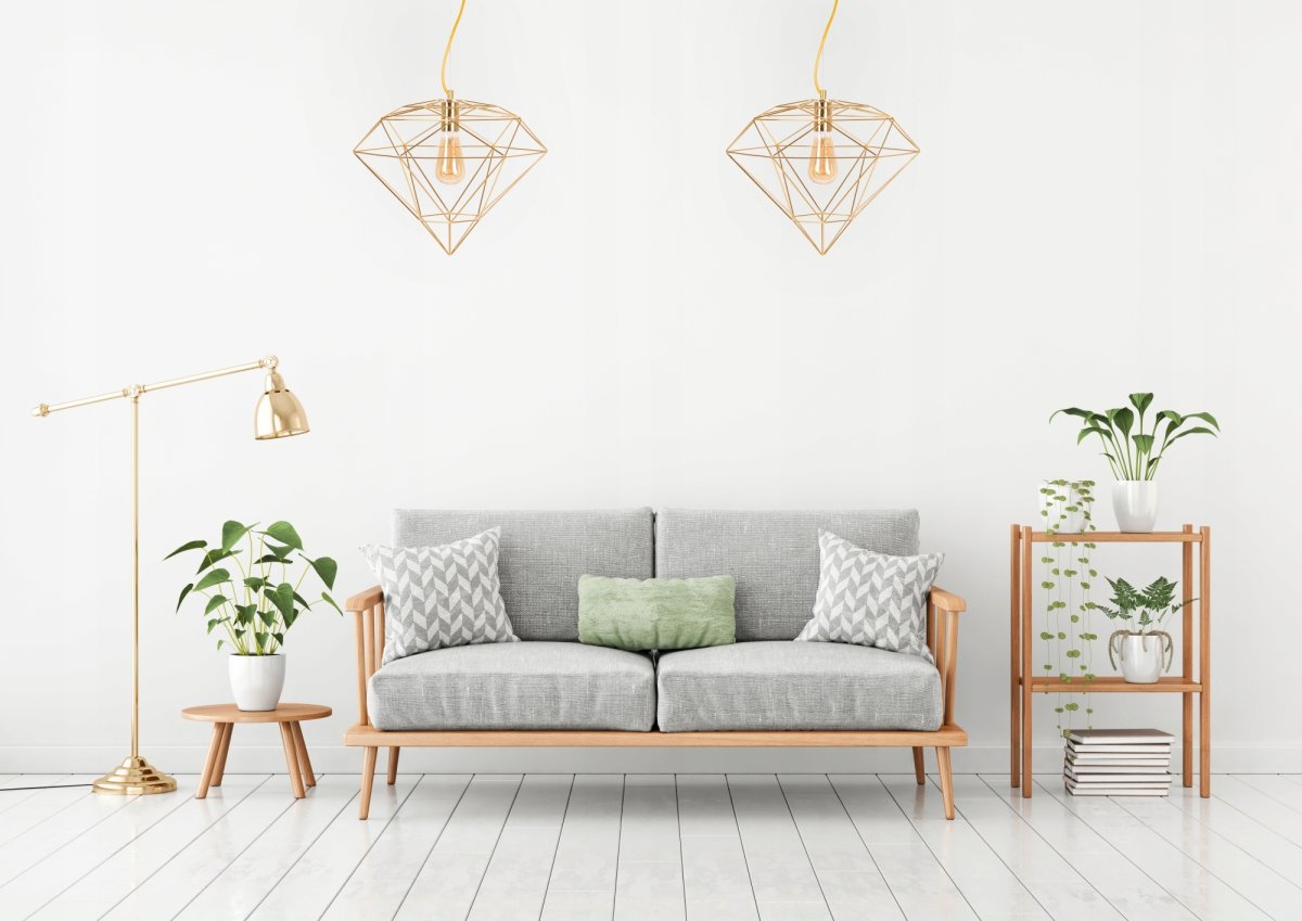 Белый диван на заднем плане