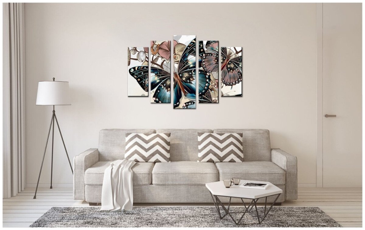 Диван у стены в интерьере