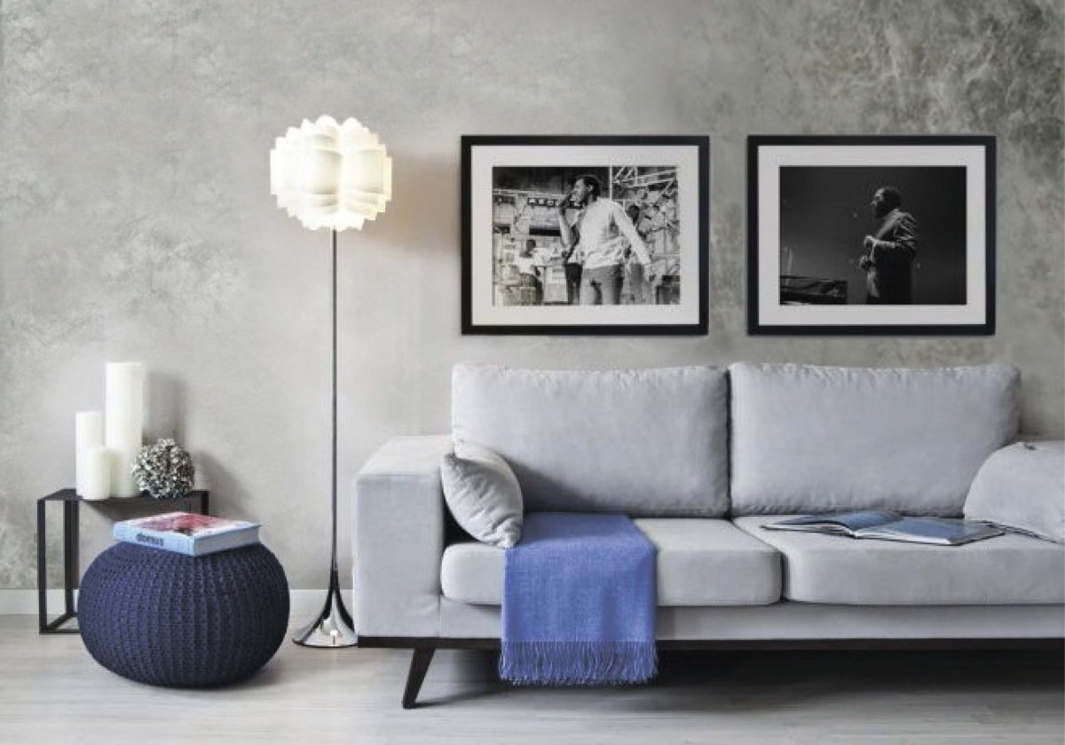 Диван на фоне белой стены