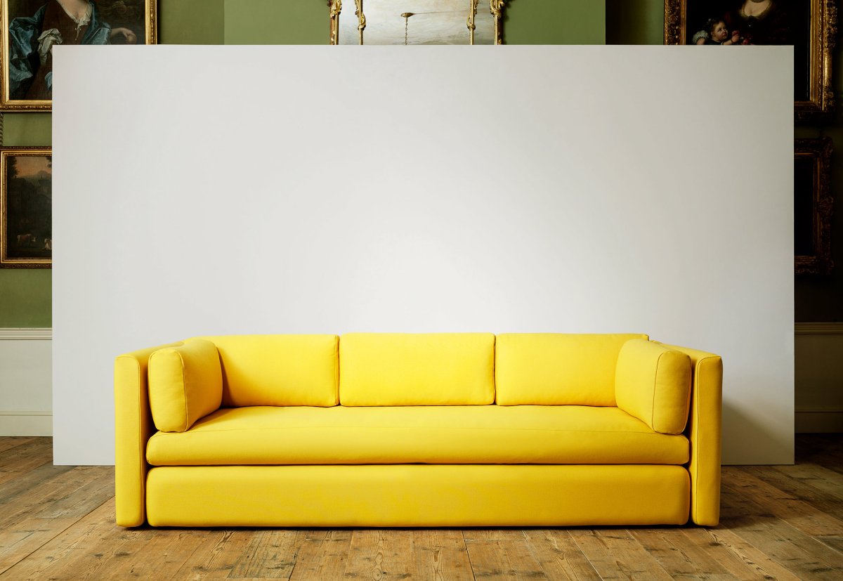 Светлая стена кресло