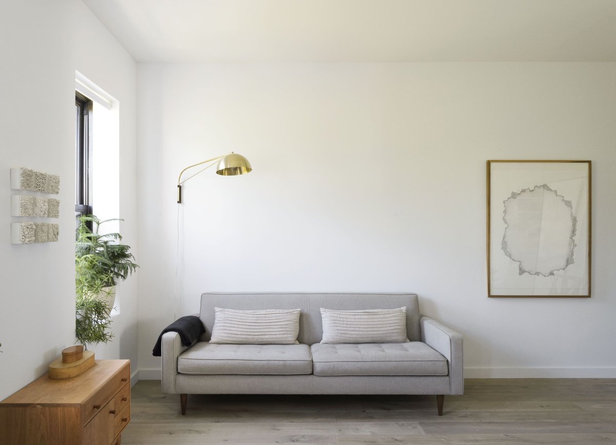 Желтый диван на белом фоне