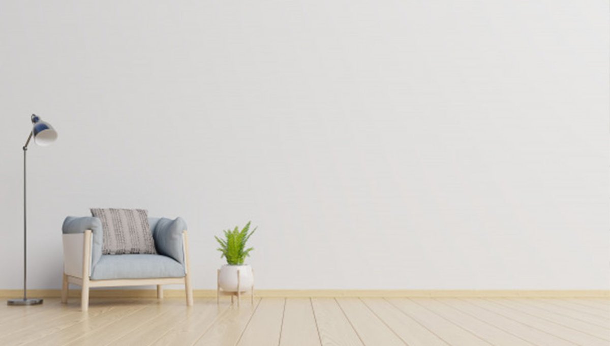 Кресло на фоне белой стены