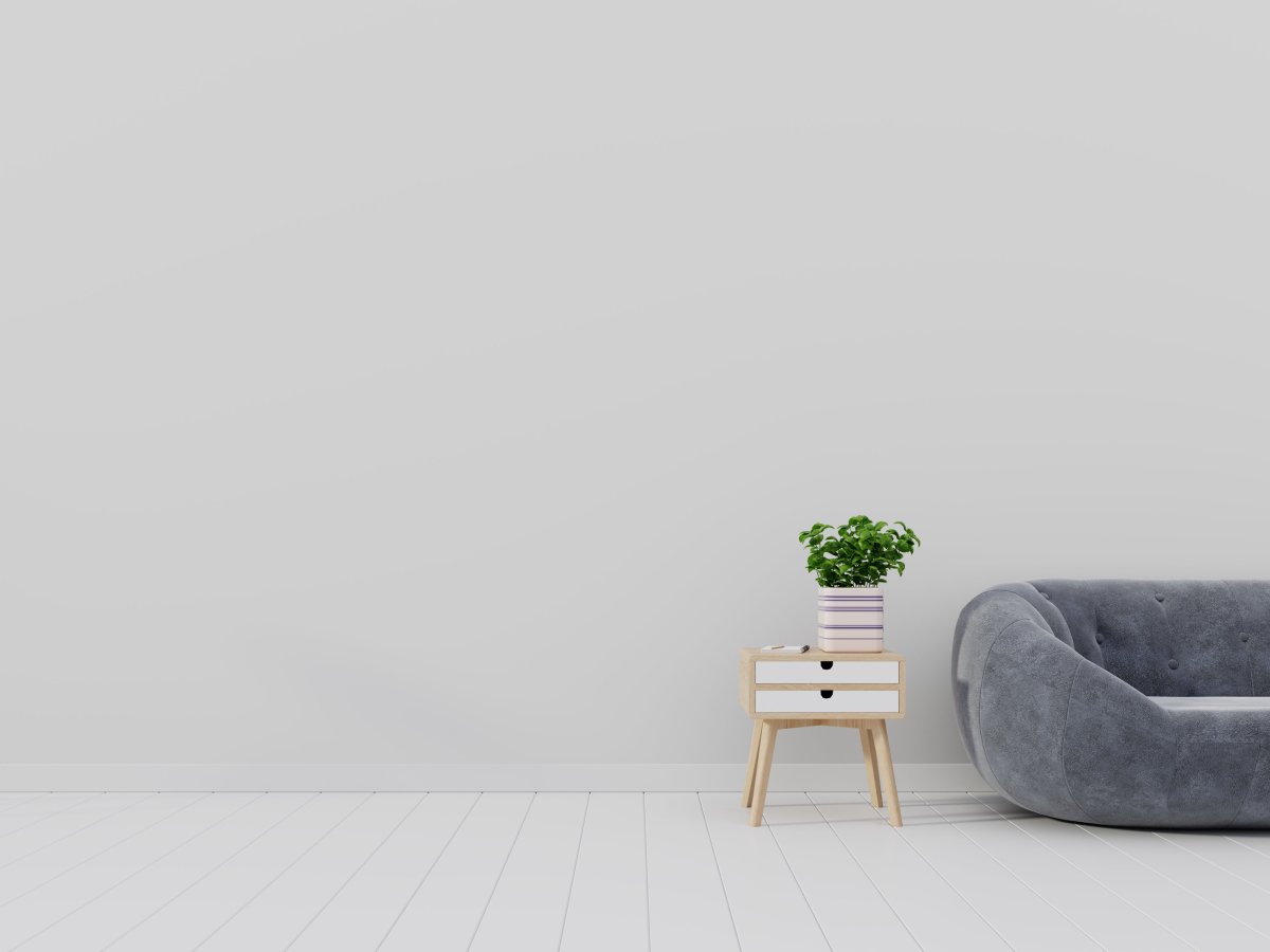 Кресло и стеллаж на фоне пустой стены