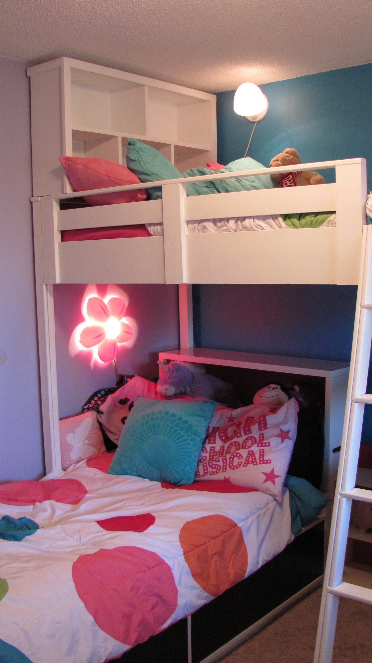 Полочка над кроватью двухэтажной