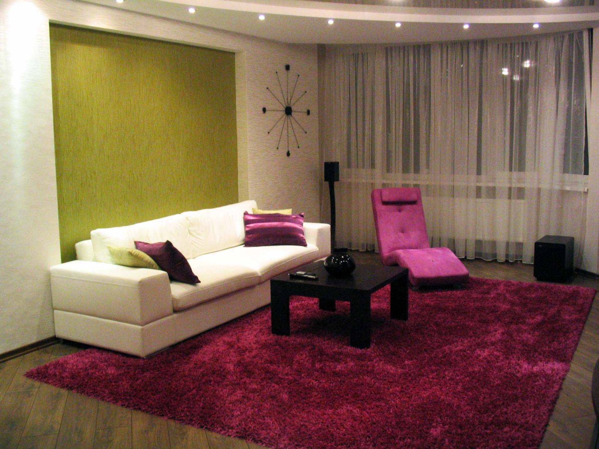 Другие обои над диваном