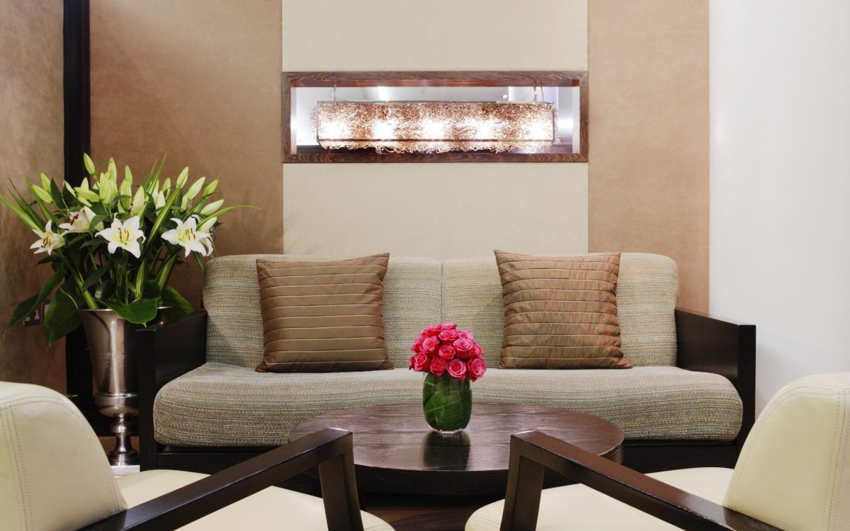 Акцентная стена в гостиной за диваном