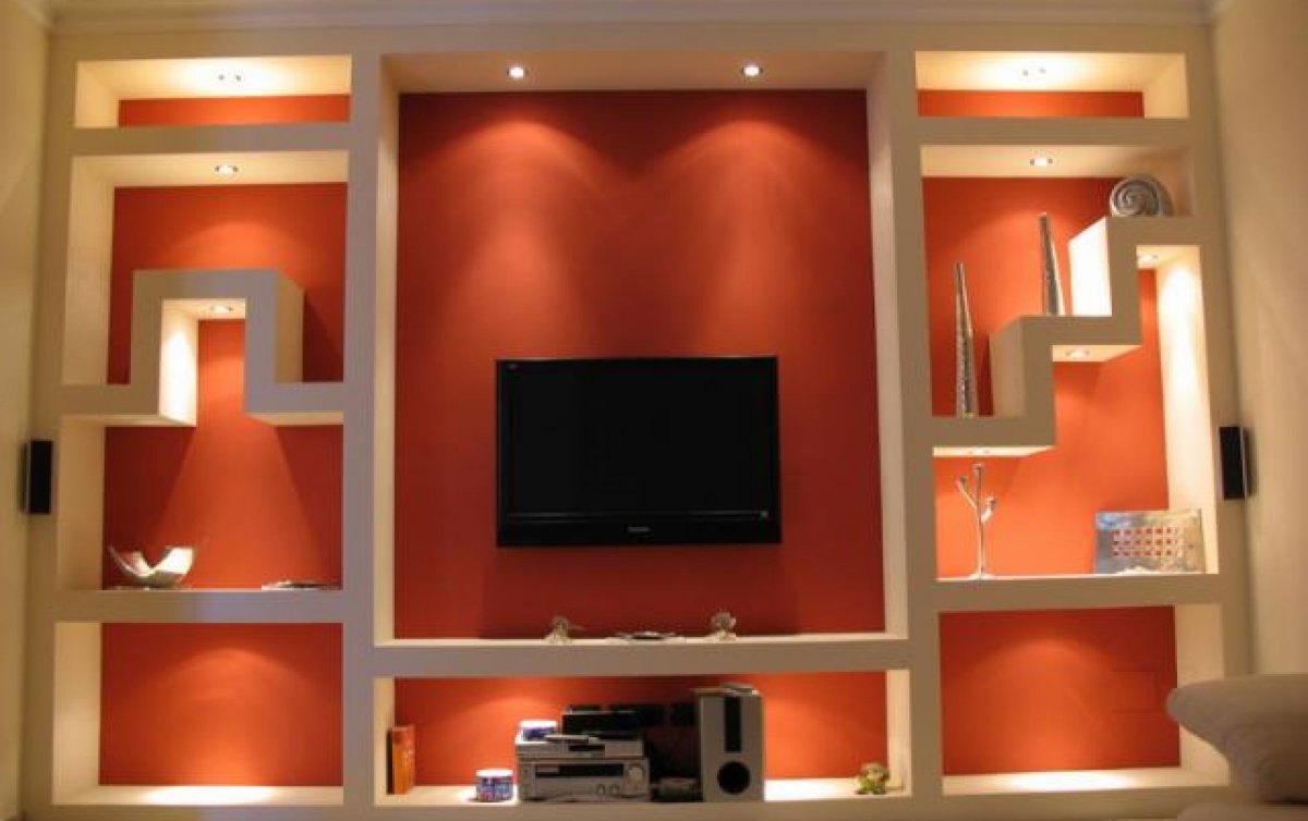 Встроенные полки в ванной