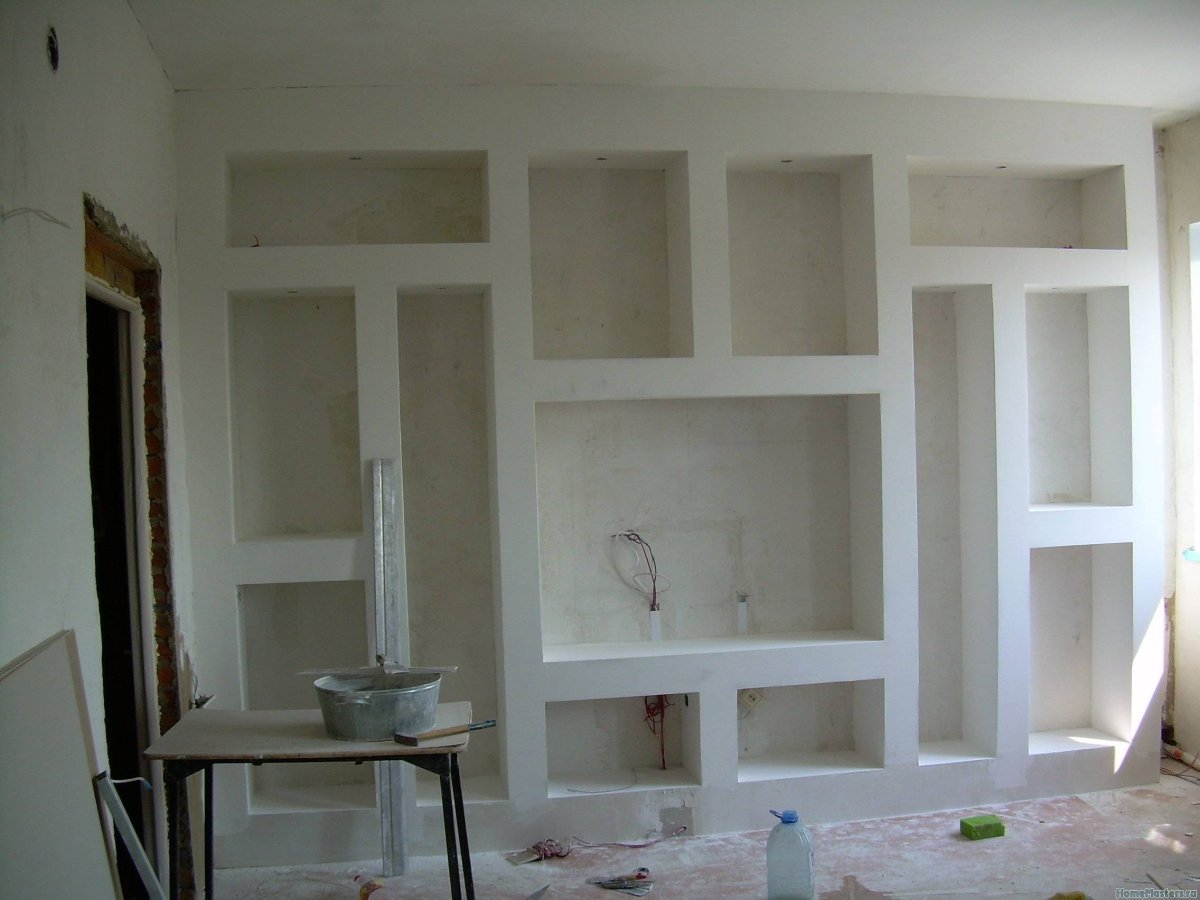 Полки из гипсокартона на стене