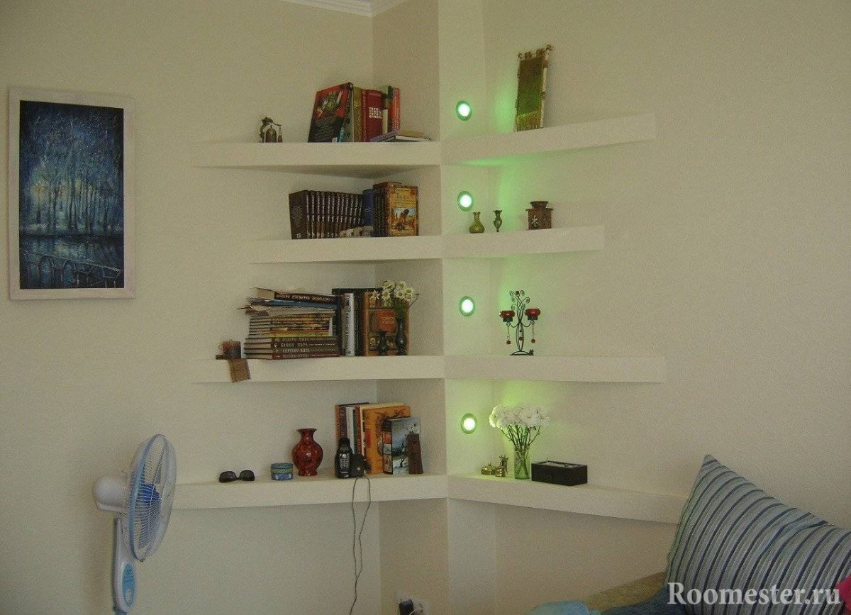 Декор в нише стены