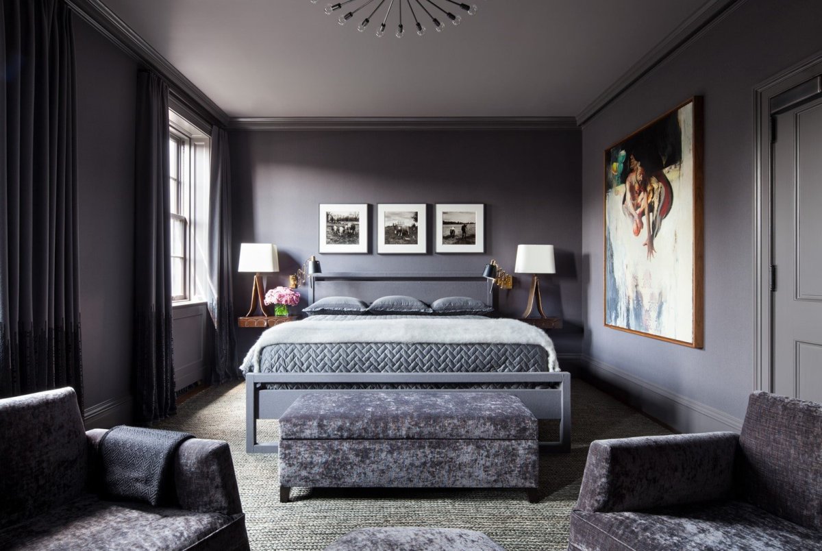 Синяя спальня с коричневой мебелью