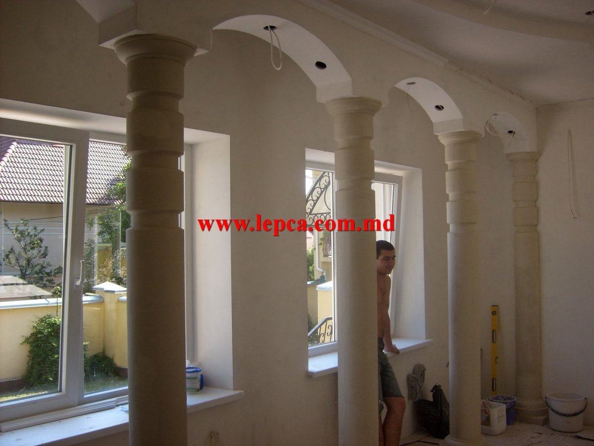 Декоративные полуколонны в интерьере