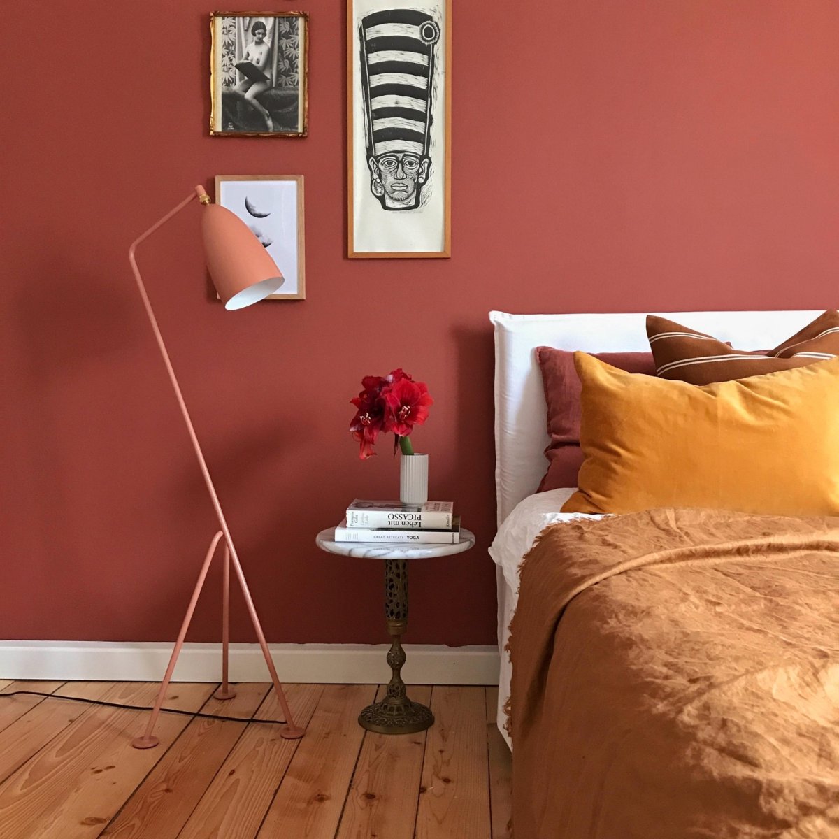 Коралловый цвет стен