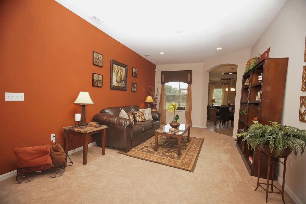 Спальня в коралловых тонах