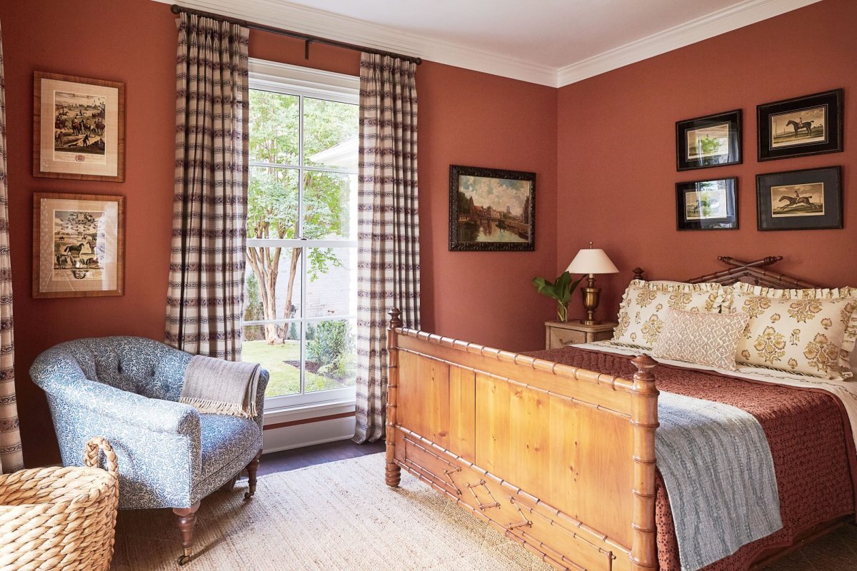 Терракотовый диван в интерьере гостиной