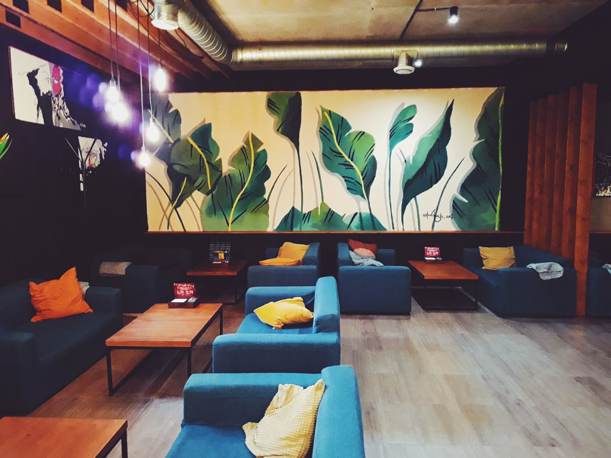 Стена в кальянной