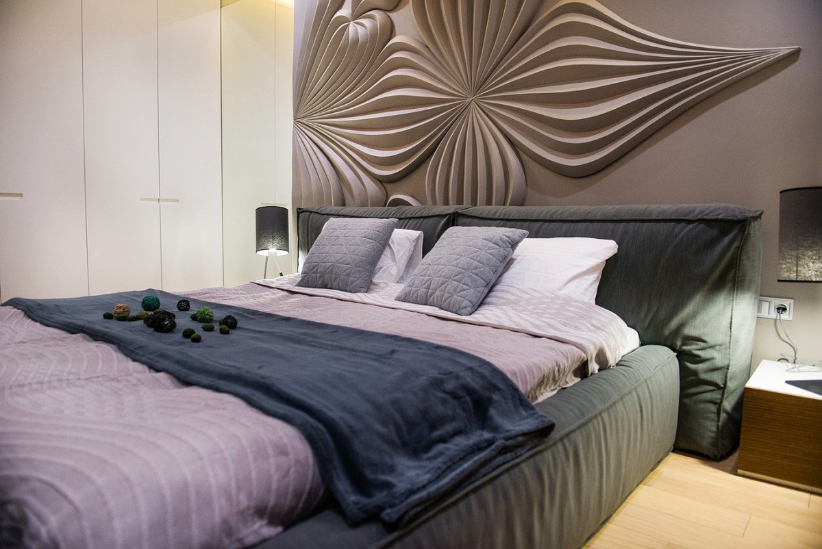 Панно над изголовьем кровати