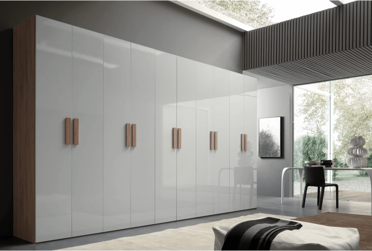 Современные шкафы с распашными дверями