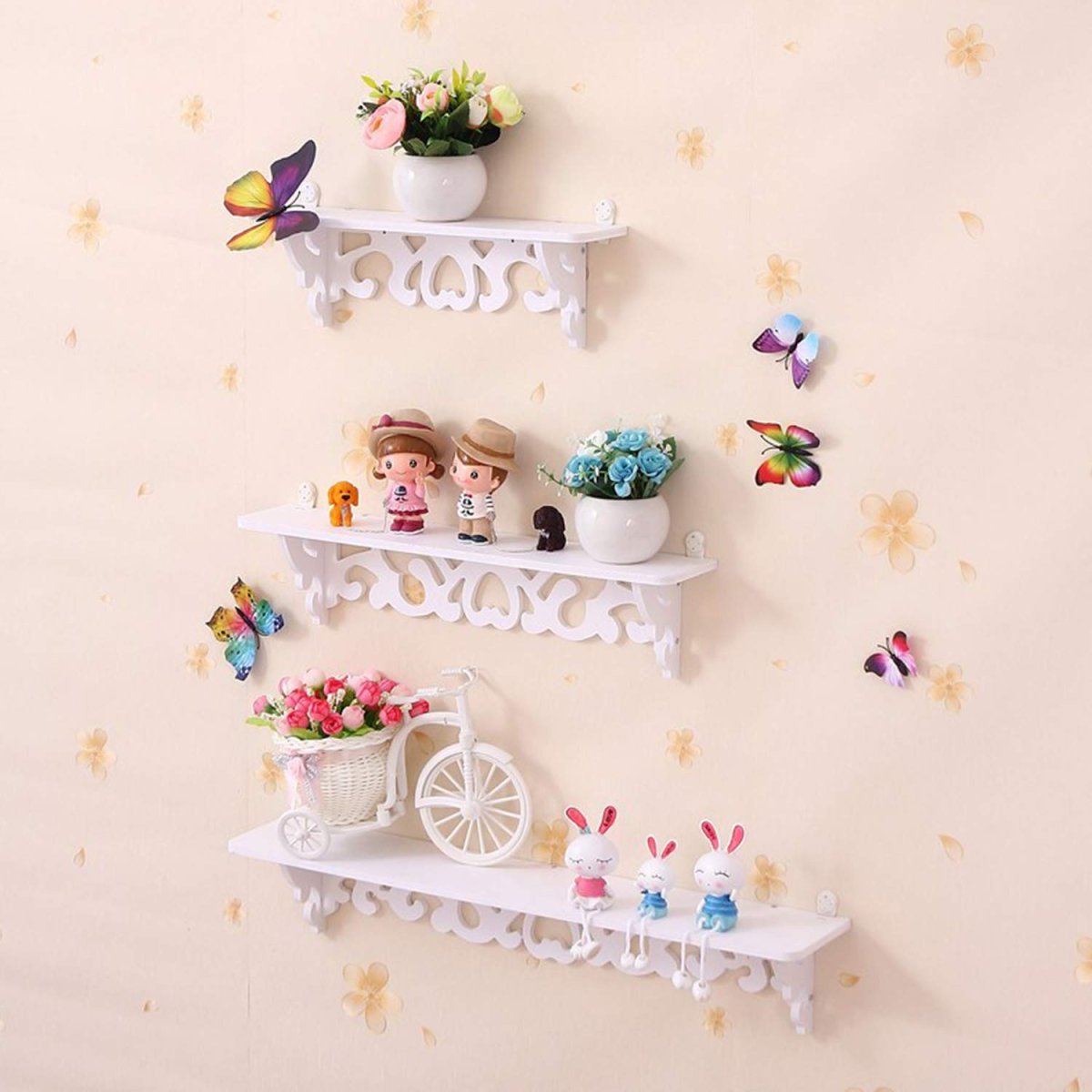 Стол и полки на стене