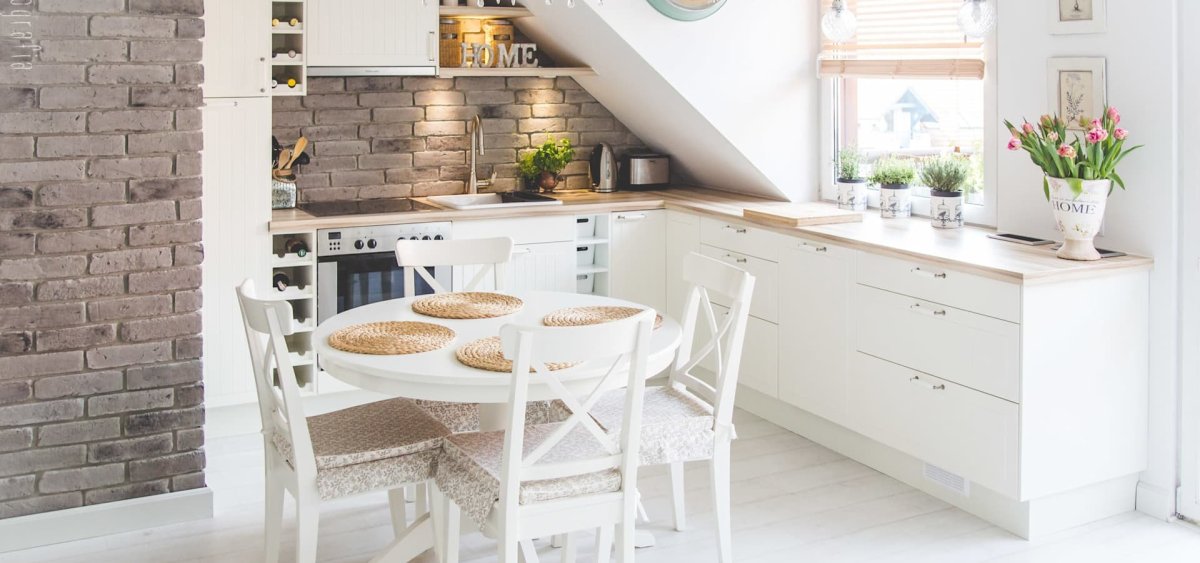 Светлый кирпич в интерьере кухни