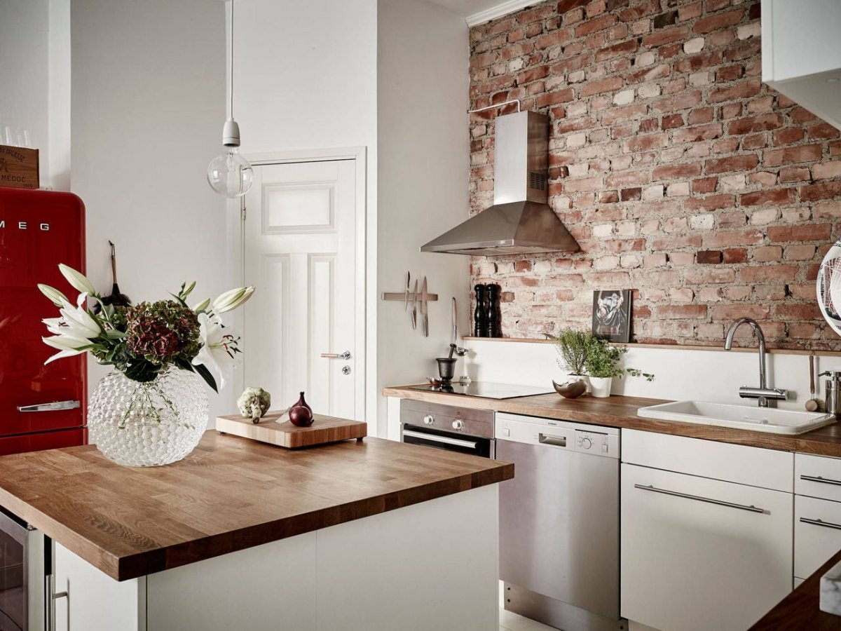 Кирпичная стена для бордовой кухни