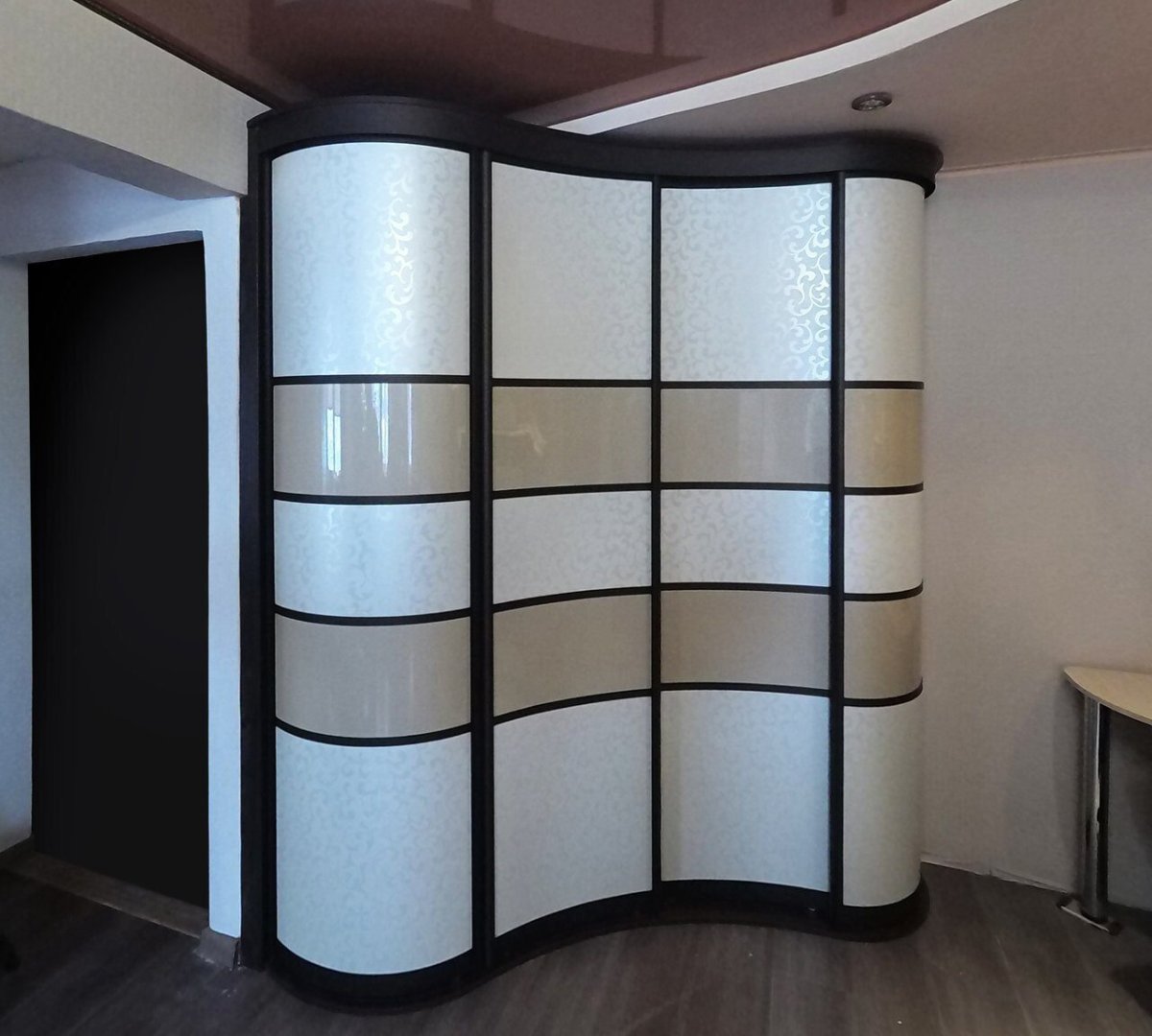 Угловой шкаф четырехдверный