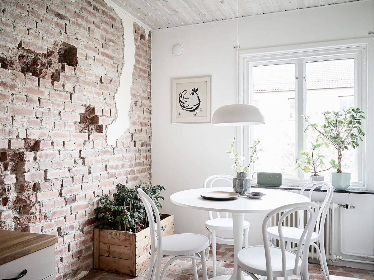 Кирпичная стена в столовой зоне