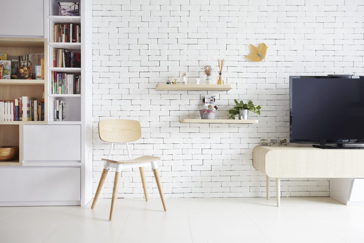 Стол у белого кирпича Минимализм