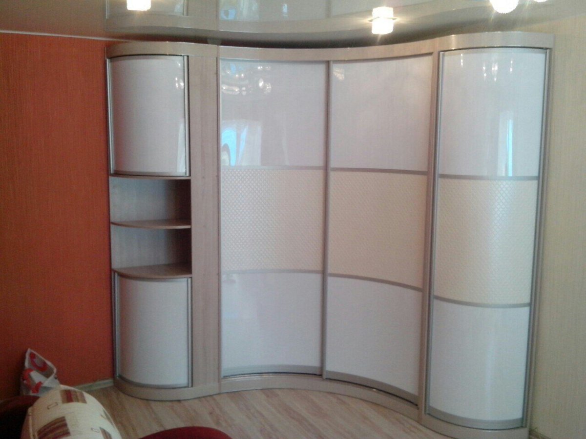 Обычный шкаф купе в прихожую