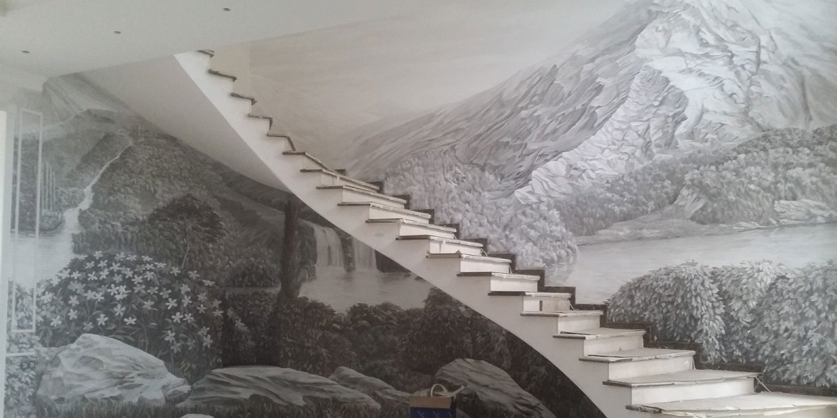 Картины по штукатурке рядом с лестницей