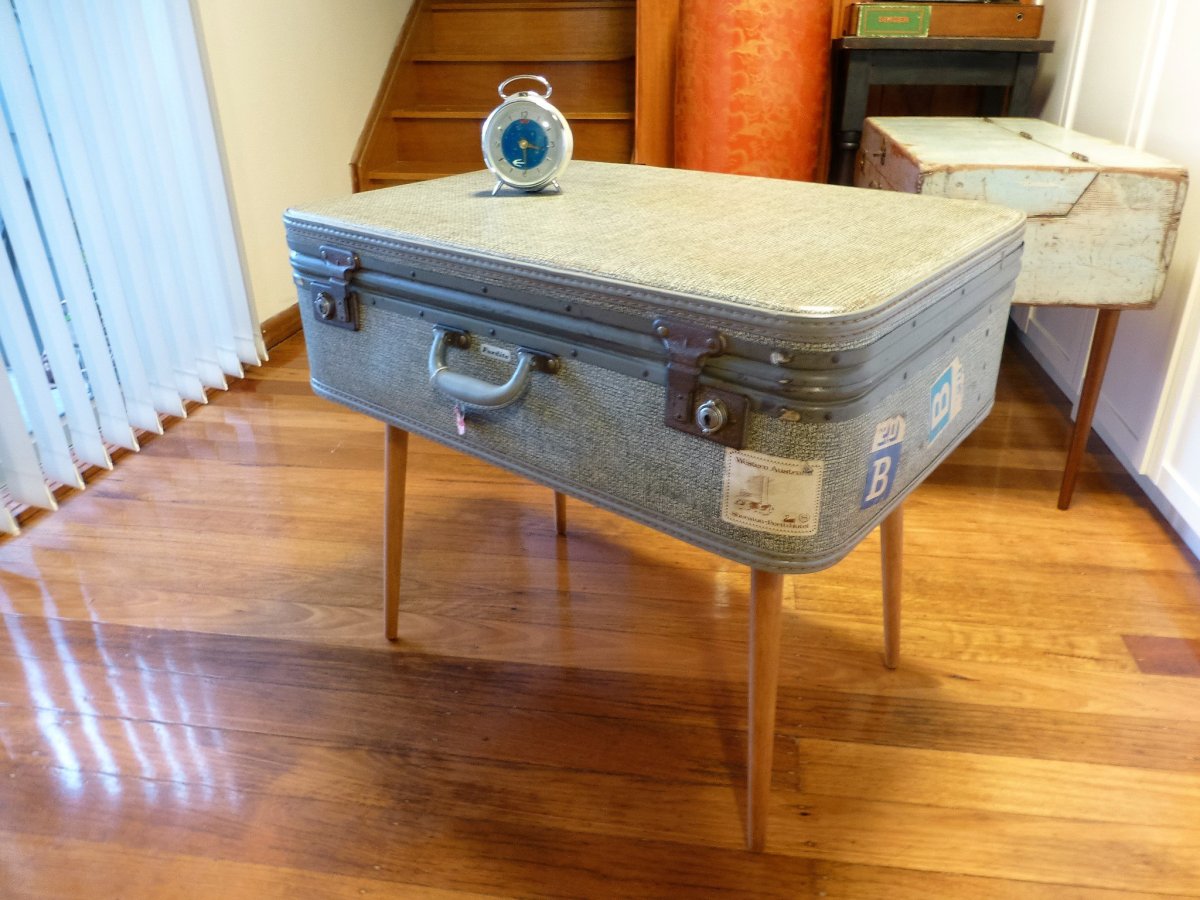 Журнальный стол из чемоданов