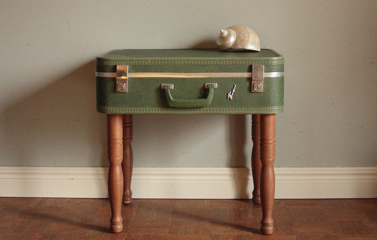 Журнальный столик из чемоданов