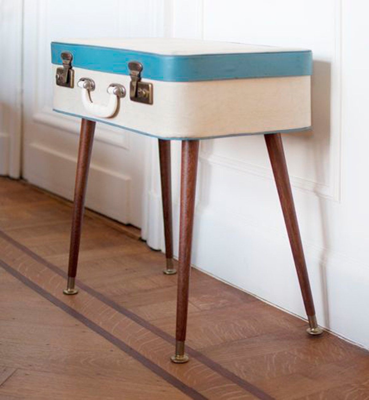 Столик из чемоданов на металлических ножках