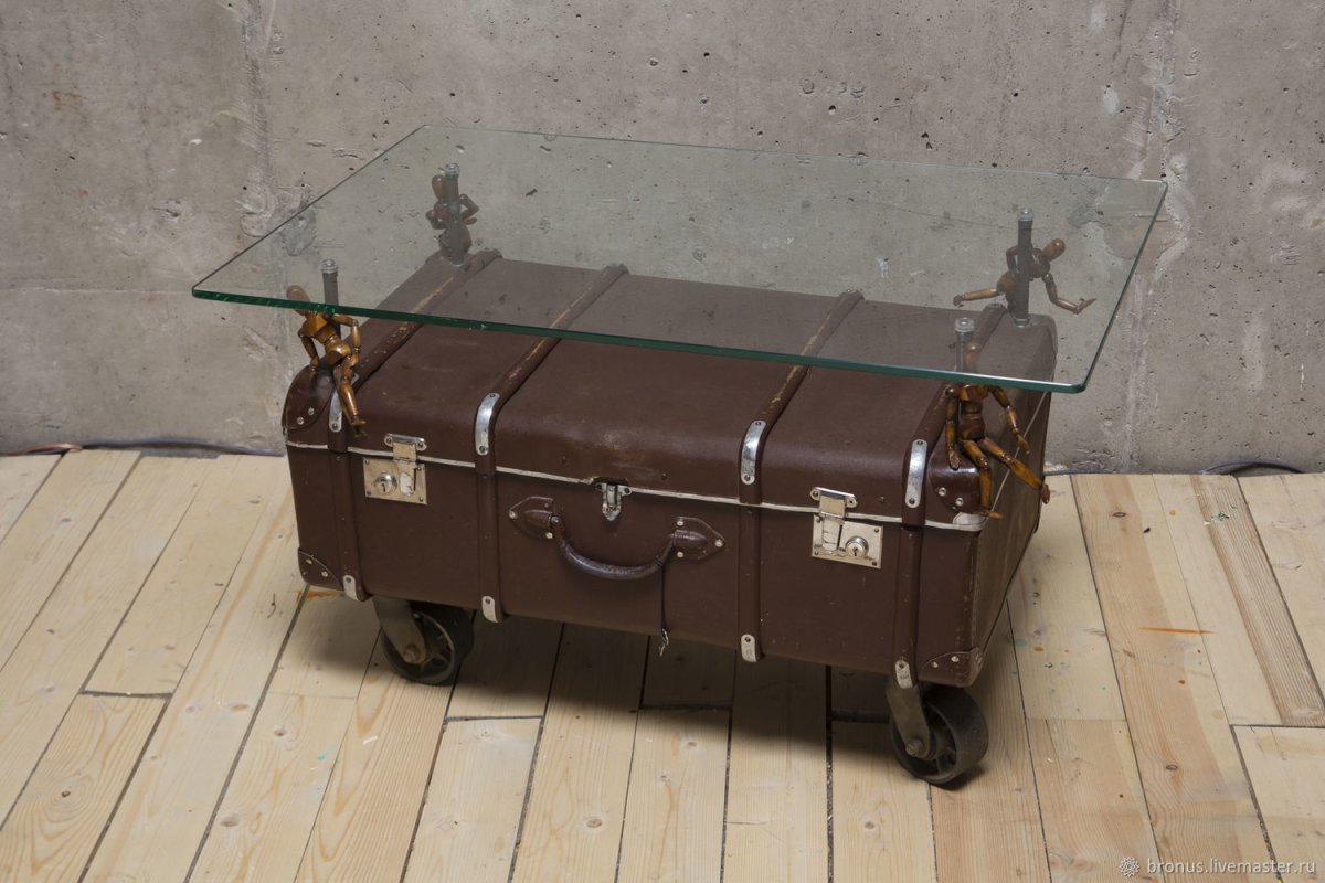 Журнальный столик из чемодана