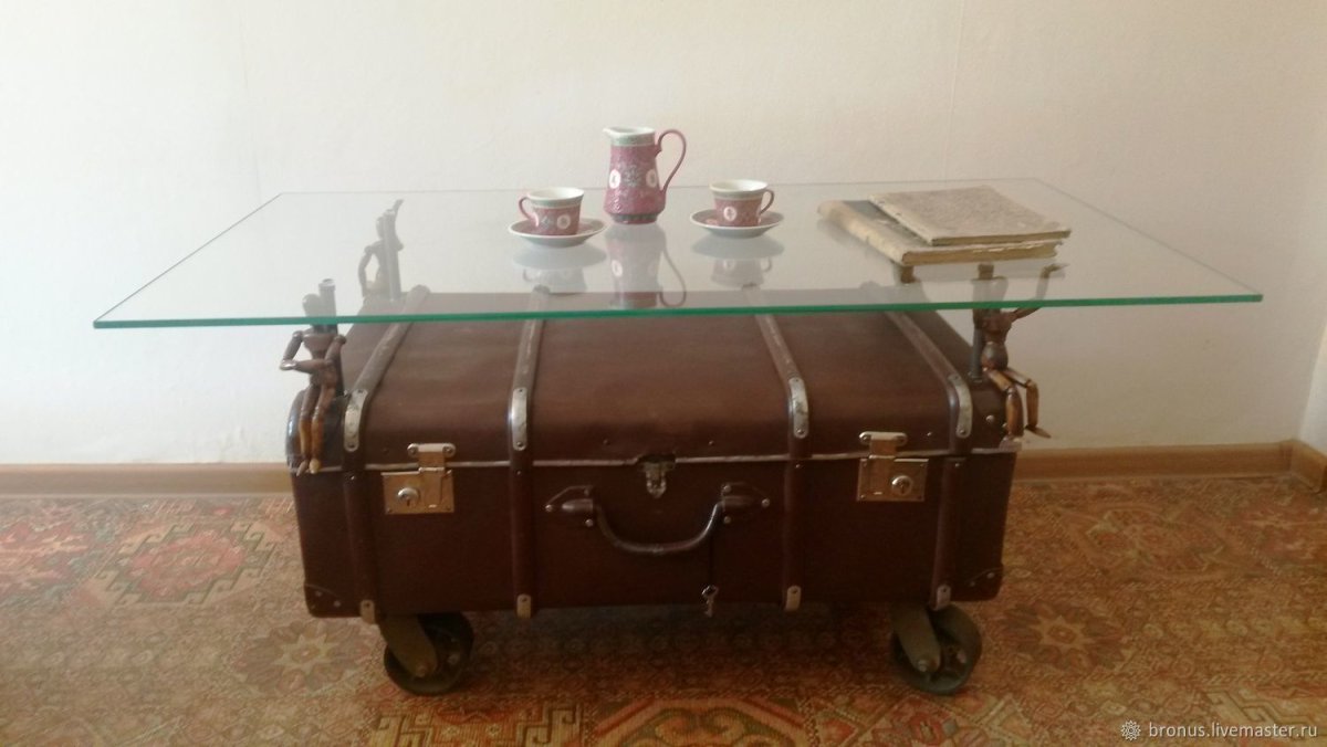 Журнальный столик из чемодана