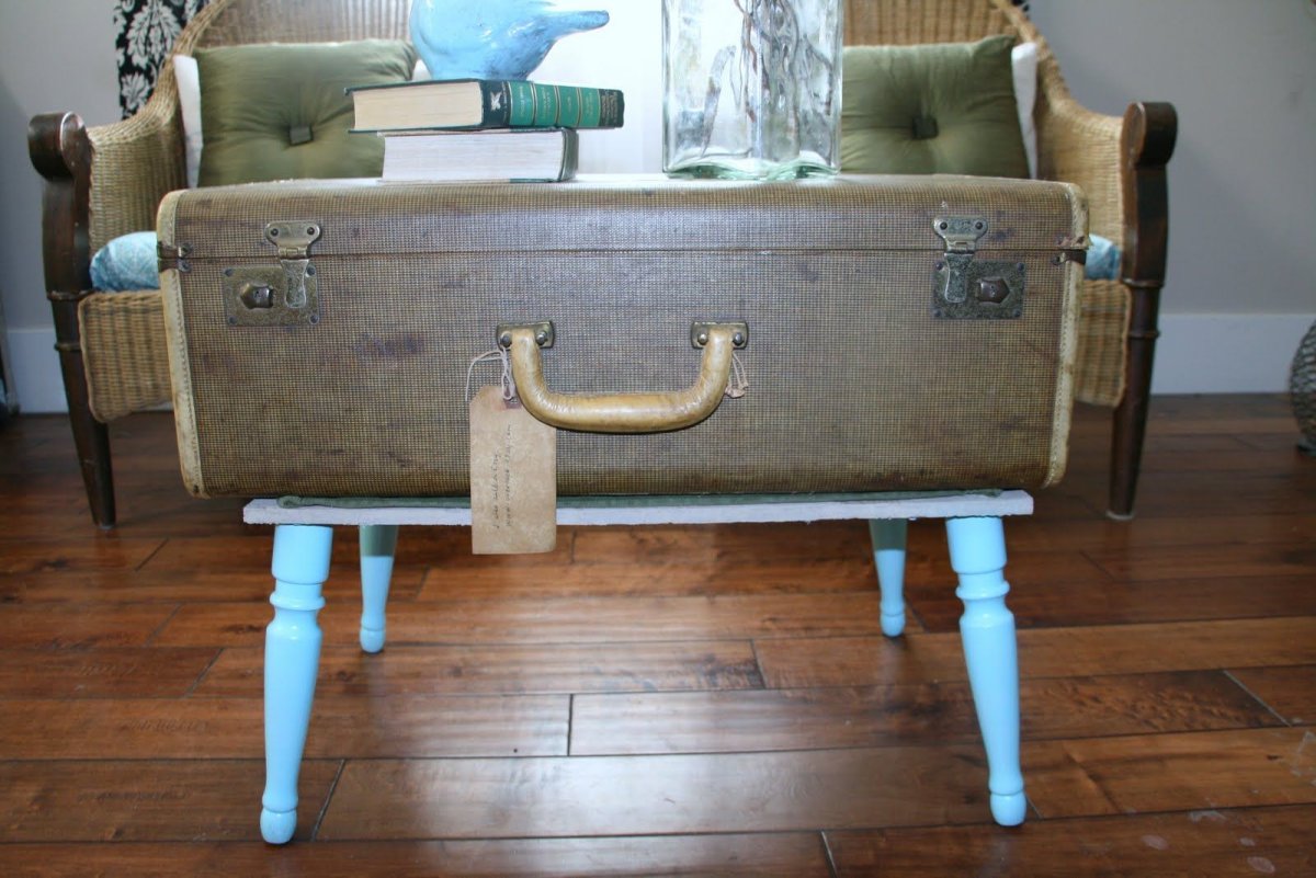 Тумбочка из старого чемодана