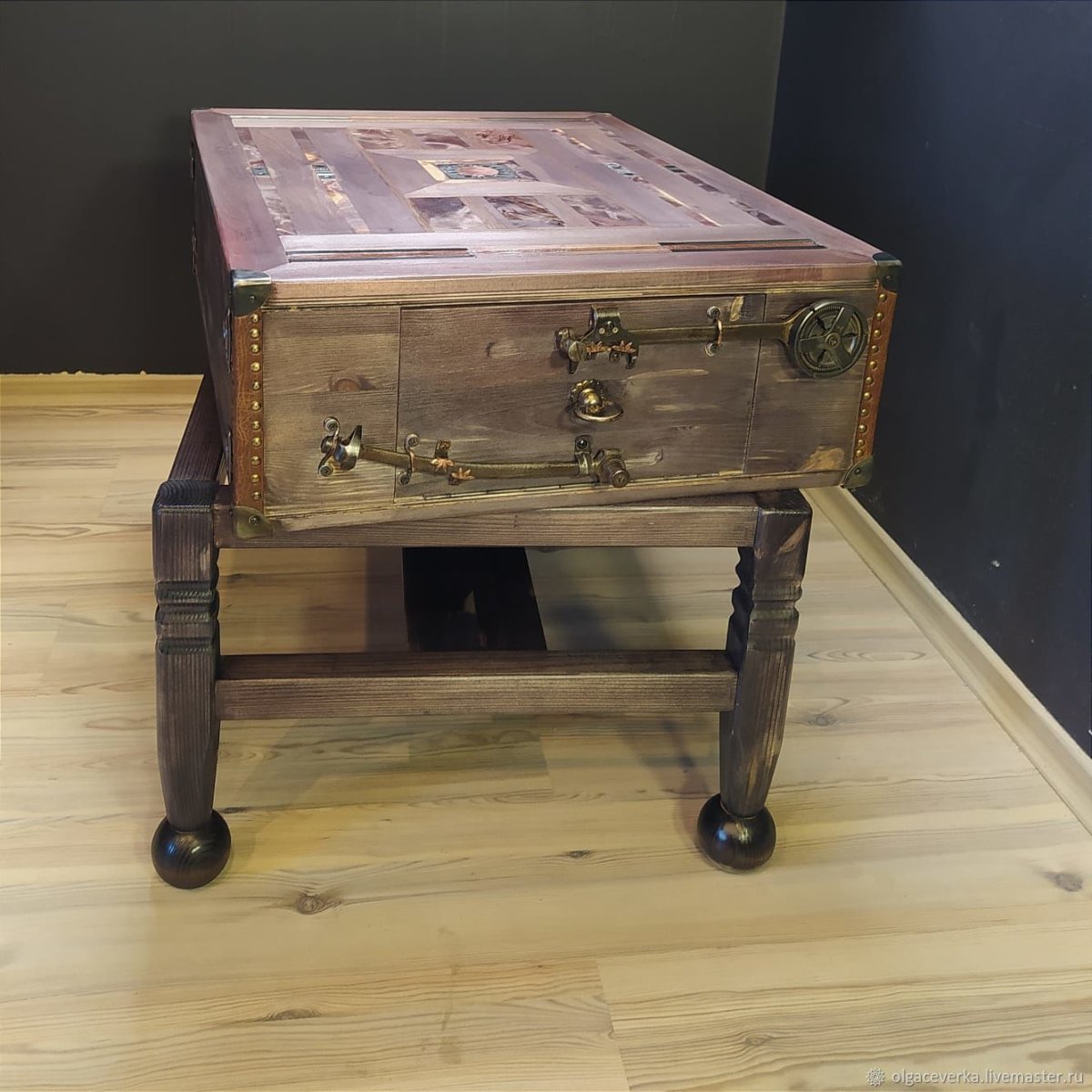 Журнальный столик из чемодана