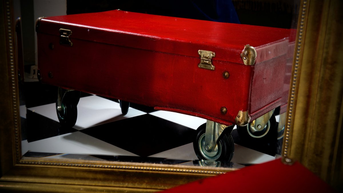 Столик из чемодана в сочетании с ретро креслами