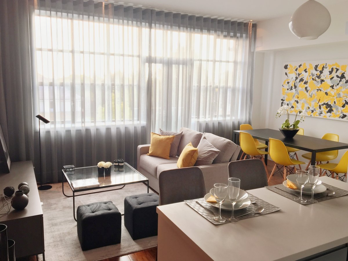 Желтый диван в интерьере кухни