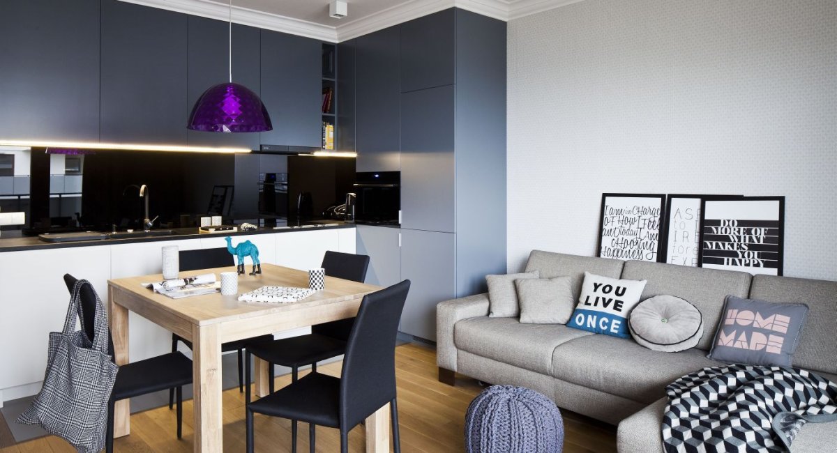 Синий диван на кухне