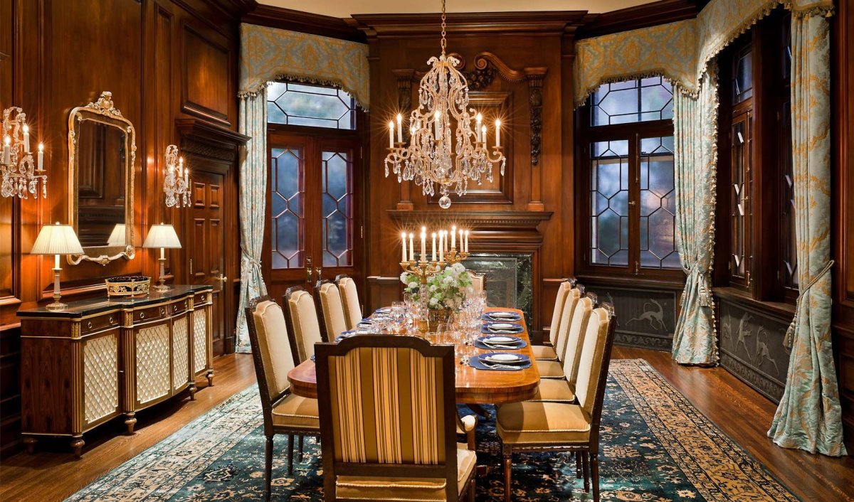 Шкаф викторианской эпохи