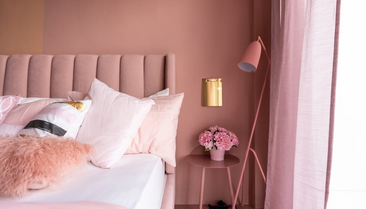 Диван цвета пыльной розы в интерьере
