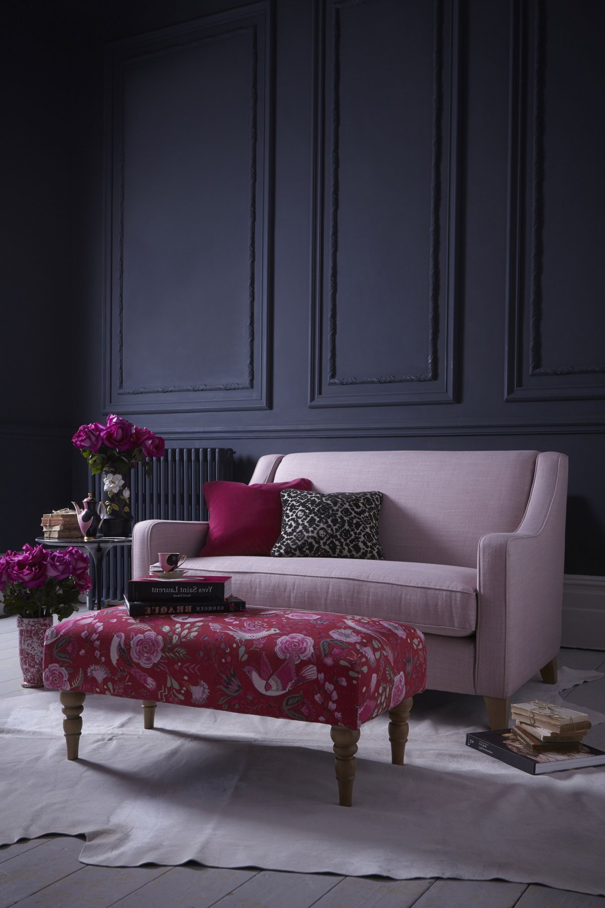 Классический диван в современном интерьере