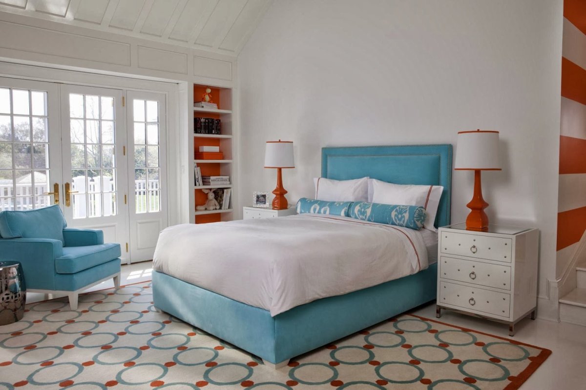 Бирюзовая кровать в интерьере