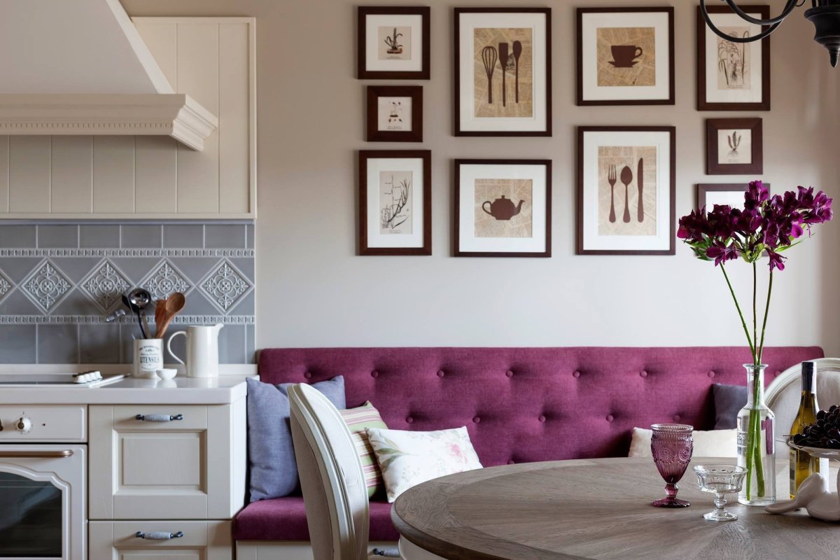 Тропическая акцентная стена столовой зоны