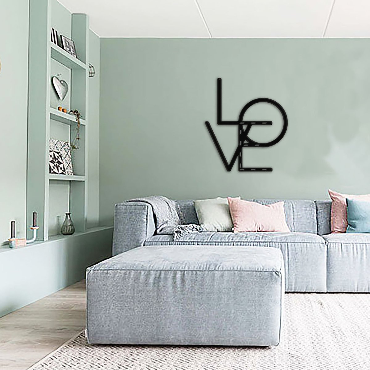 Надпись на стене над кроватью