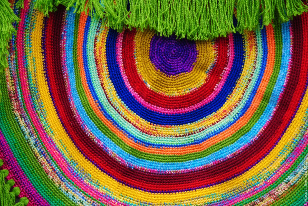 Вязаный коврик на стену