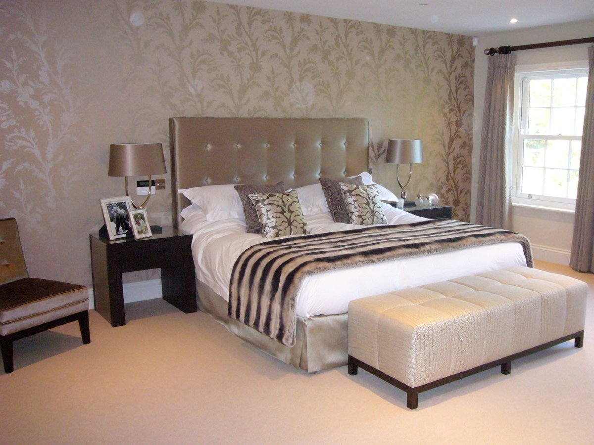 Ковер под кроватью в спальне